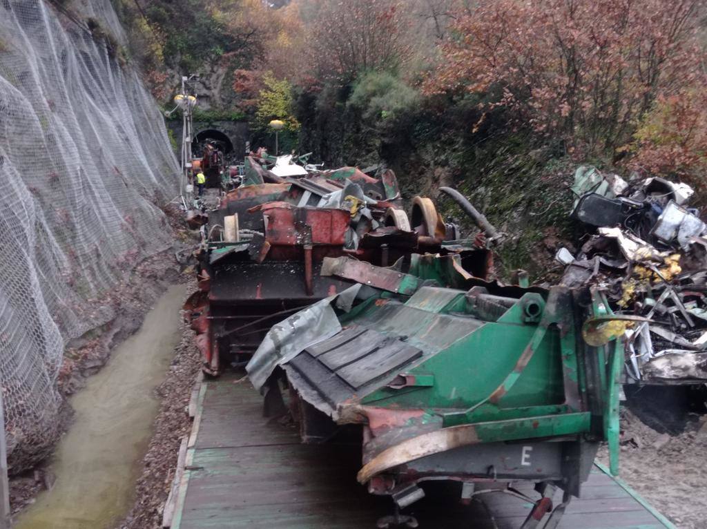 Diez días lleva Asturias sin tráfico ferroviario con la meseta por un argayo entre las estaciones de Campomanes y Puente de los Fierros que provocó el descarrilamiento de un tren de mercancías.