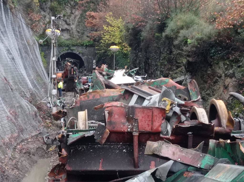 Diez días lleva Asturias sin tráfico ferroviario con la meseta por un argayo entre las estaciones de Campomanes y Puente de los Fierros que provocó el descarrilamiento de un tren de mercancías.