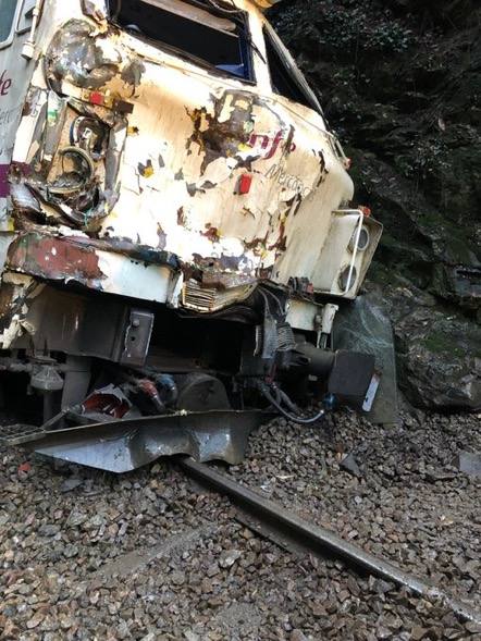 Diez días lleva Asturias sin tráfico ferroviario con la meseta por un argayo entre las estaciones de Campomanes y Puente de los Fierros que provocó el descarrilamiento de un tren de mercancías.