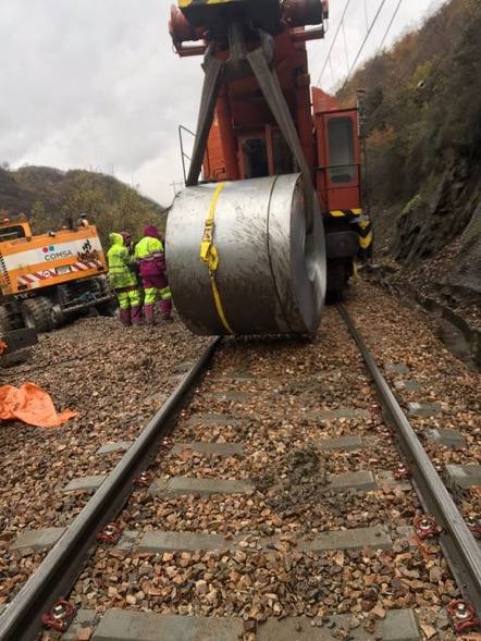 Diez días lleva Asturias sin tráfico ferroviario con la meseta por un argayo entre las estaciones de Campomanes y Puente de los Fierros que provocó el descarrilamiento de un tren de mercancías.