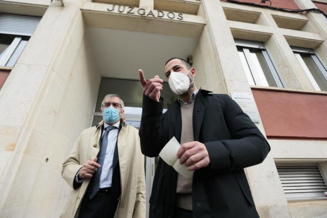 El alcalde de Siero, Ángel García, y su abogado, Luis Tuero, a la entrada del Juzgado de la Pola, ayer. 