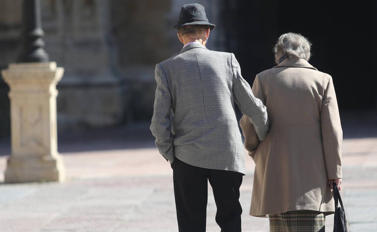 Una pareja de jubilados, en Oviedo.