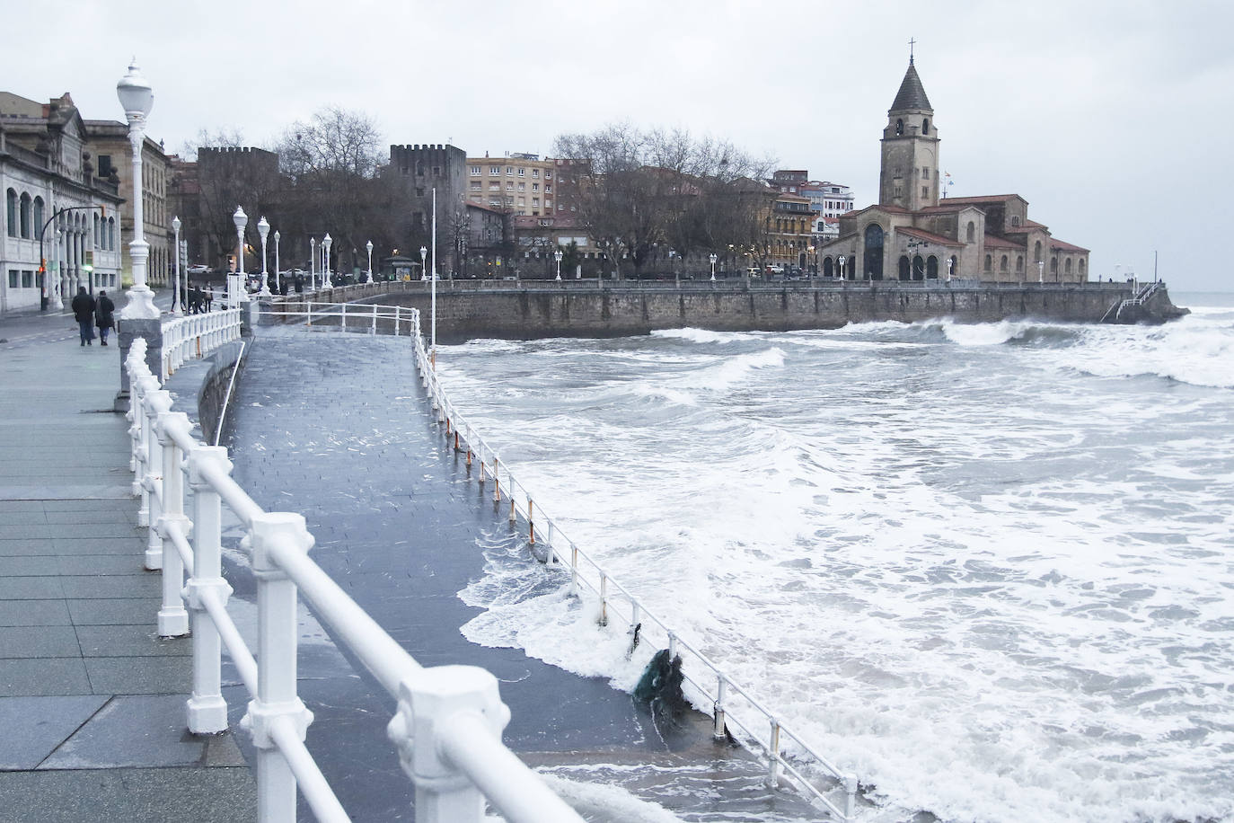 Asturias, junto a otras ocho provincias españolas, se encuentra hoy en aviso naranja (riesgo importante) activado por la Aemet ante la previsión de importantes fenómenos costeros. Abundantes lluvias y fuertes rachas de viento que se hacen notar en algunas localidades asturianas.