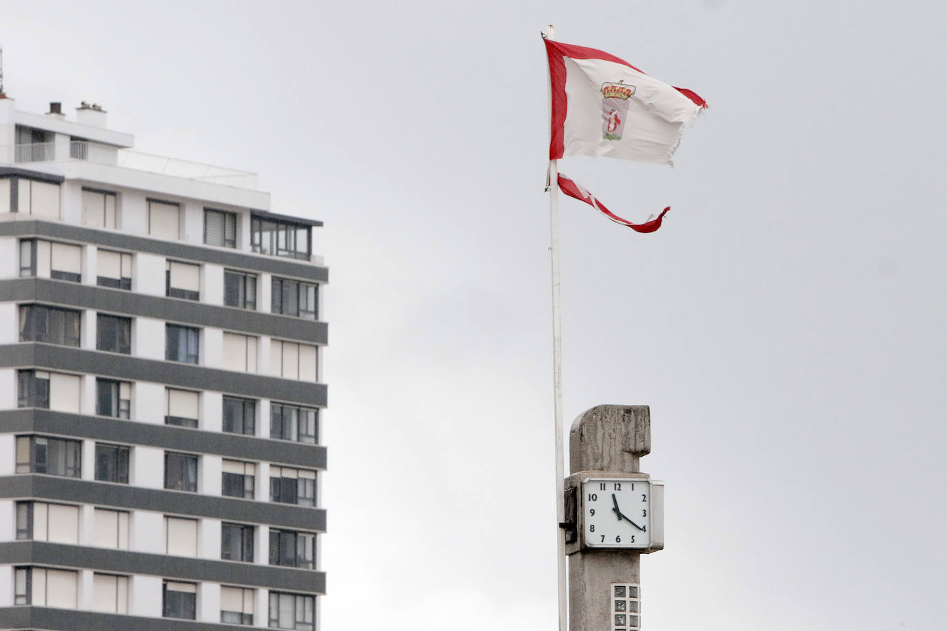 Asturias, junto a otras ocho provincias españolas, se encuentra hoy en aviso naranja (riesgo importante) activado por la Aemet ante la previsión de importantes fenómenos costeros. Abundantes lluvias y fuertes rachas de viento que se hacen notar en algunas localidades asturianas.