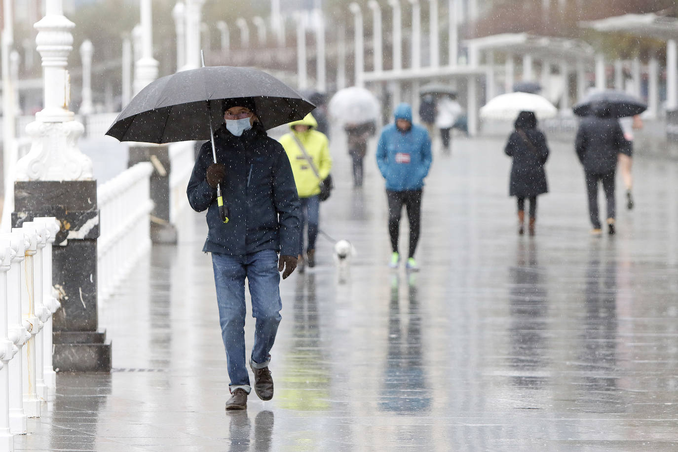 Asturias, junto a otras ocho provincias españolas, se encuentra hoy en aviso naranja (riesgo importante) activado por la Aemet ante la previsión de importantes fenómenos costeros. Abundantes lluvias y fuertes rachas de viento que se hacen notar en algunas localidades asturianas.