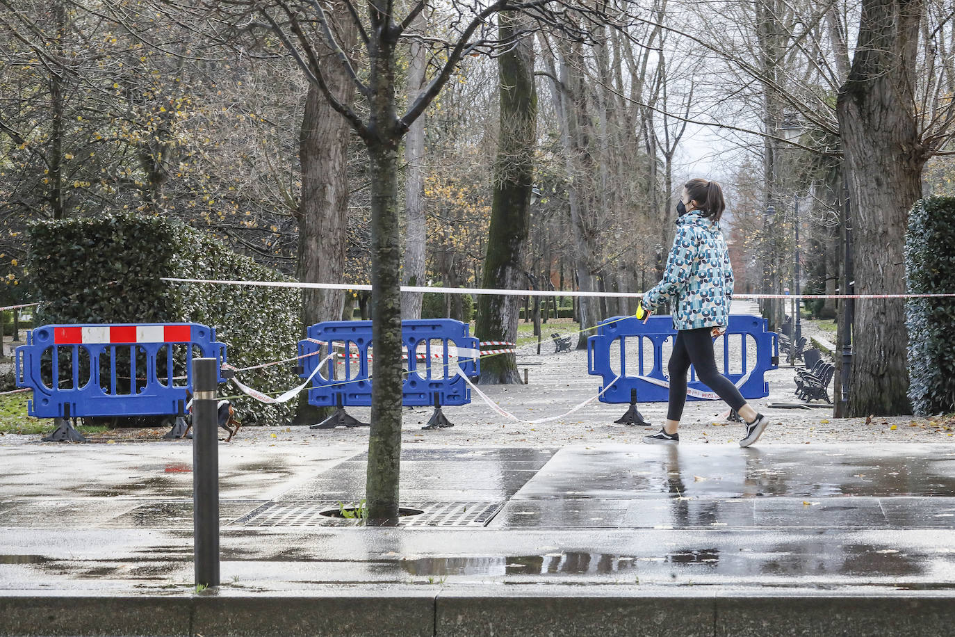 Asturias, junto a otras ocho provincias españolas, se encuentra hoy en aviso naranja (riesgo importante) activado por la Aemet ante la previsión de importantes fenómenos costeros. Abundantes lluvias y fuertes rachas de viento que se hacen notar en algunas localidades asturianas.