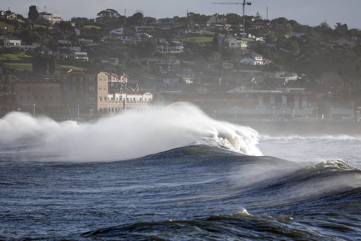 Asturias, junto a otras ocho provincias españolas, se encuentra hoy en aviso naranja (riesgo importante) activado por la Aemet ante la previsión de importantes fenómenos costeros. Abundantes lluvias y fuertes rachas de viento que se hacen notar en algunas localidades asturianas.
