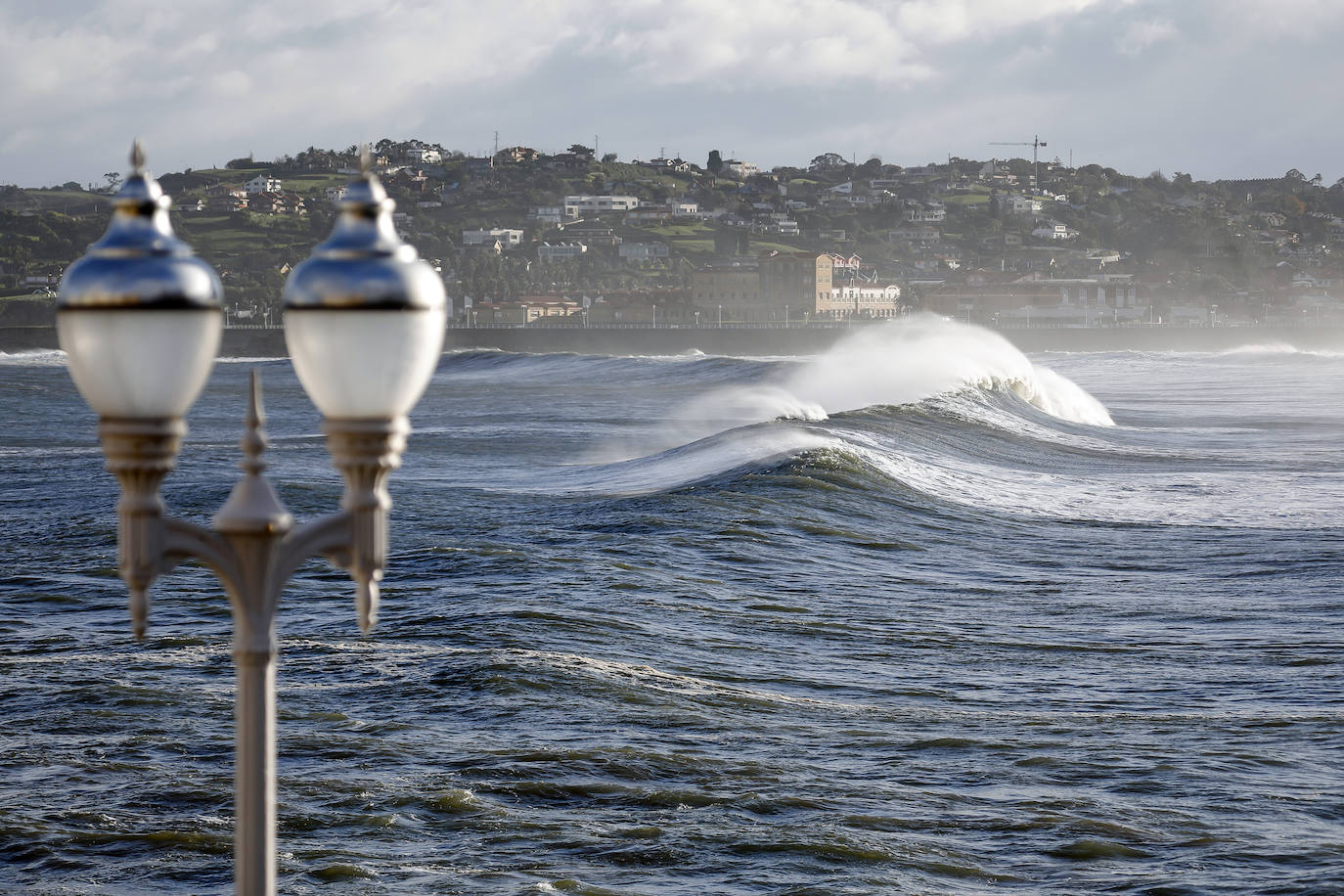 Asturias, junto a otras ocho provincias españolas, se encuentra hoy en aviso naranja (riesgo importante) activado por la Aemet ante la previsión de importantes fenómenos costeros. Abundantes lluvias y fuertes rachas de viento que se hacen notar en algunas localidades asturianas.