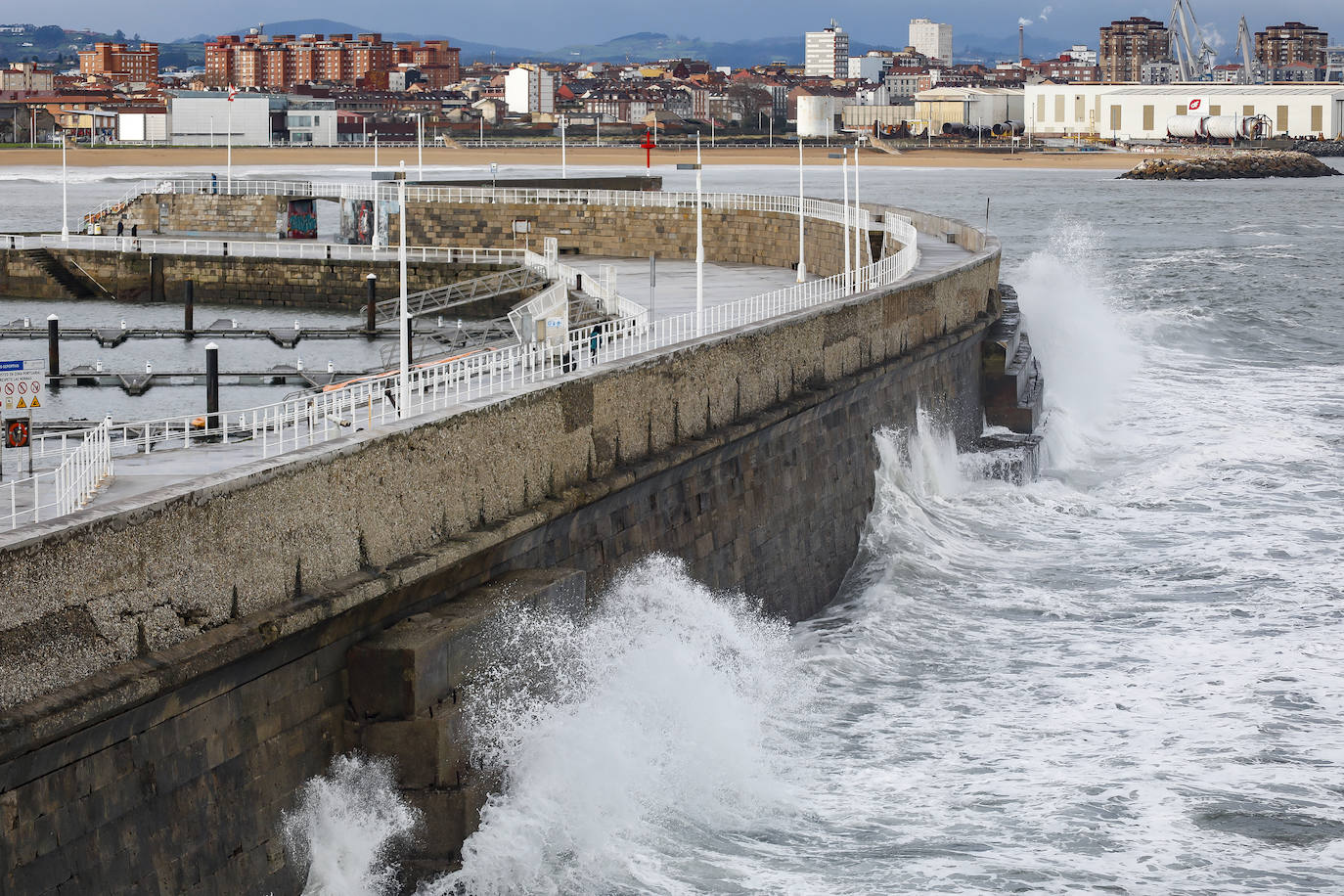 Asturias, junto a otras ocho provincias españolas, se encuentra hoy en aviso naranja (riesgo importante) activado por la Aemet ante la previsión de importantes fenómenos costeros. Abundantes lluvias y fuertes rachas de viento que se hacen notar en algunas localidades asturianas.