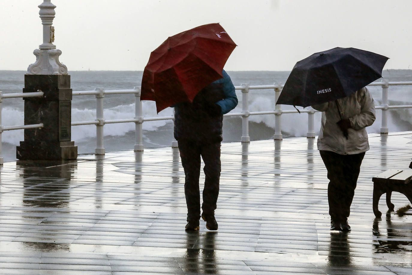 Asturias, junto a otras ocho provincias españolas, se encuentra hoy en aviso naranja (riesgo importante) activado por la Aemet ante la previsión de importantes fenómenos costeros. Abundantes lluvias y fuertes rachas de viento que se hacen notar en algunas localidades asturianas.
