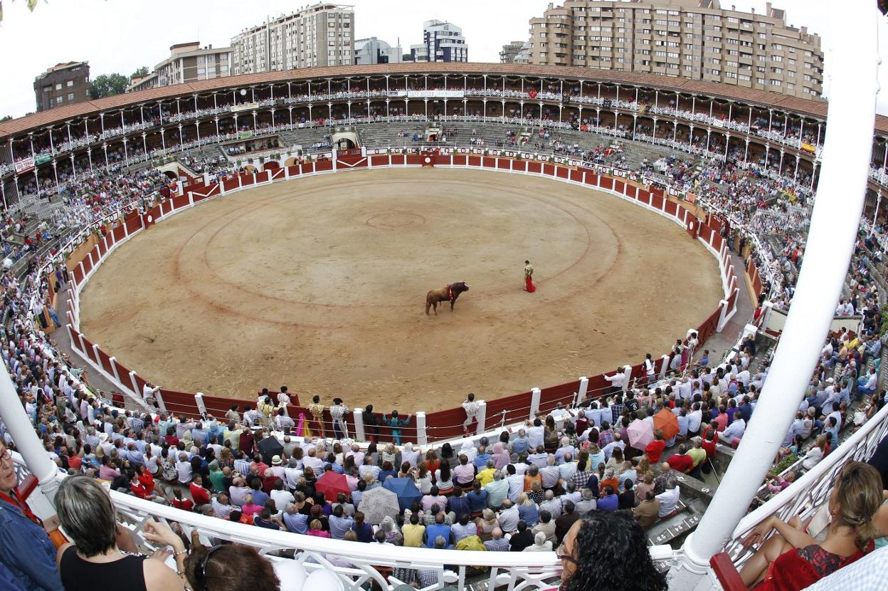 Panorámica de la plaza de toros de El Bibio. 