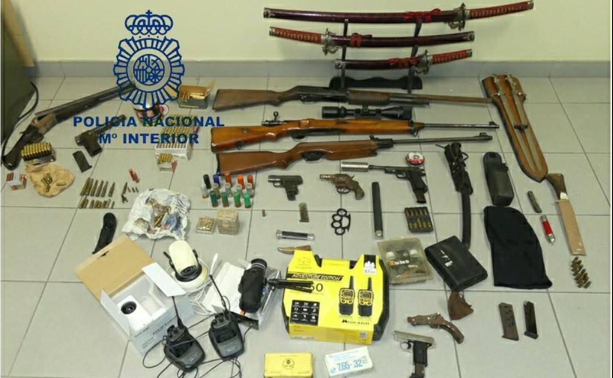 La Policía Nacional intervino armas, dinero en metálico, productos robados y drogas. 