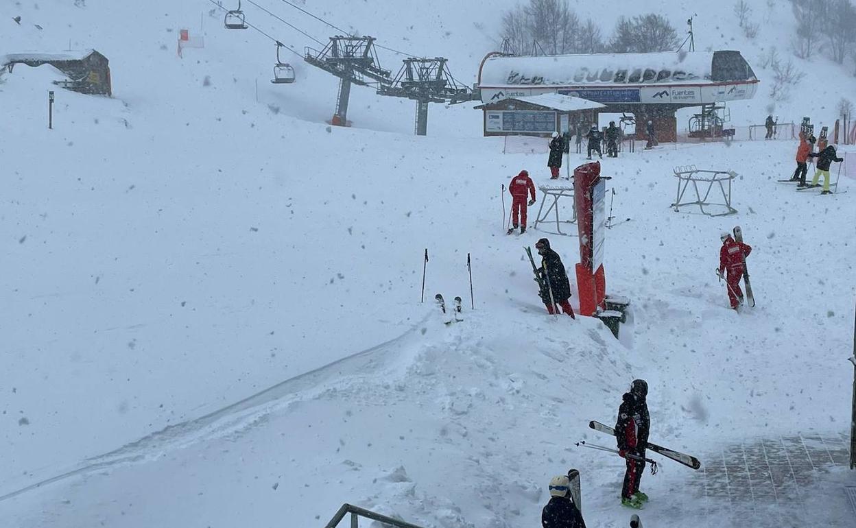 El puente festivo «supera expectativas» en el esquí y confirma reservas para Navidad