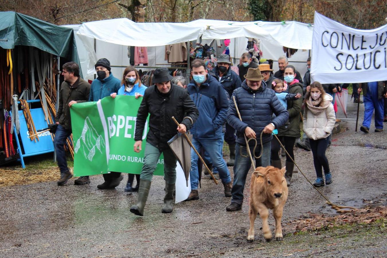 Fotos: Ganaderos y vecinos exigen en Ponga «respeto al medio rural»