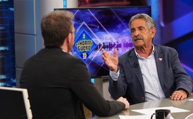 Miguel Ángel Revilla, con Pablo Motos, en 'El Hormiguero'.