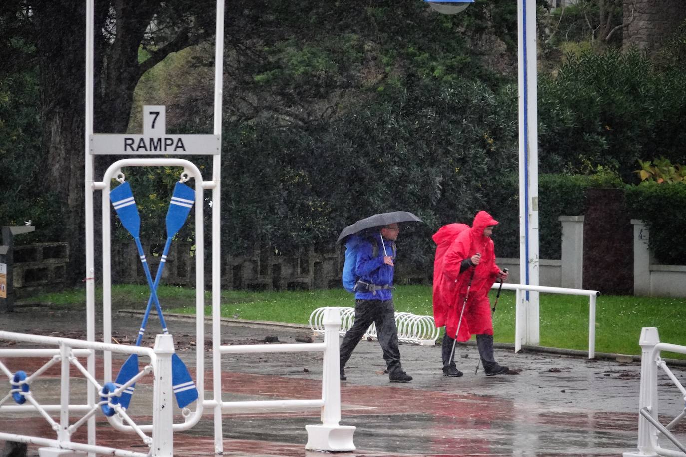El temporal 'Barra' aún se hace notar en el Cantábrico. Las precipitaciones son persistentes y fuertes, especialmente, en el oriente asturiano. Junto con las rachas de viento, la imagen de la costa asturiana es de grandes olas.