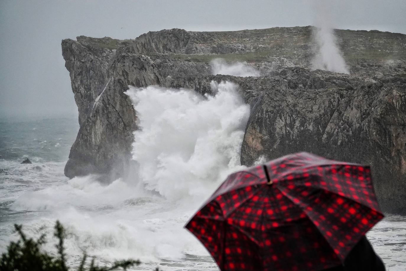 El temporal 'Barra' aún se hace notar en el Cantábrico. Las precipitaciones son persistentes y fuertes, especialmente, en el oriente asturiano. Junto con las rachas de viento, la imagen de la costa asturiana es de grandes olas.