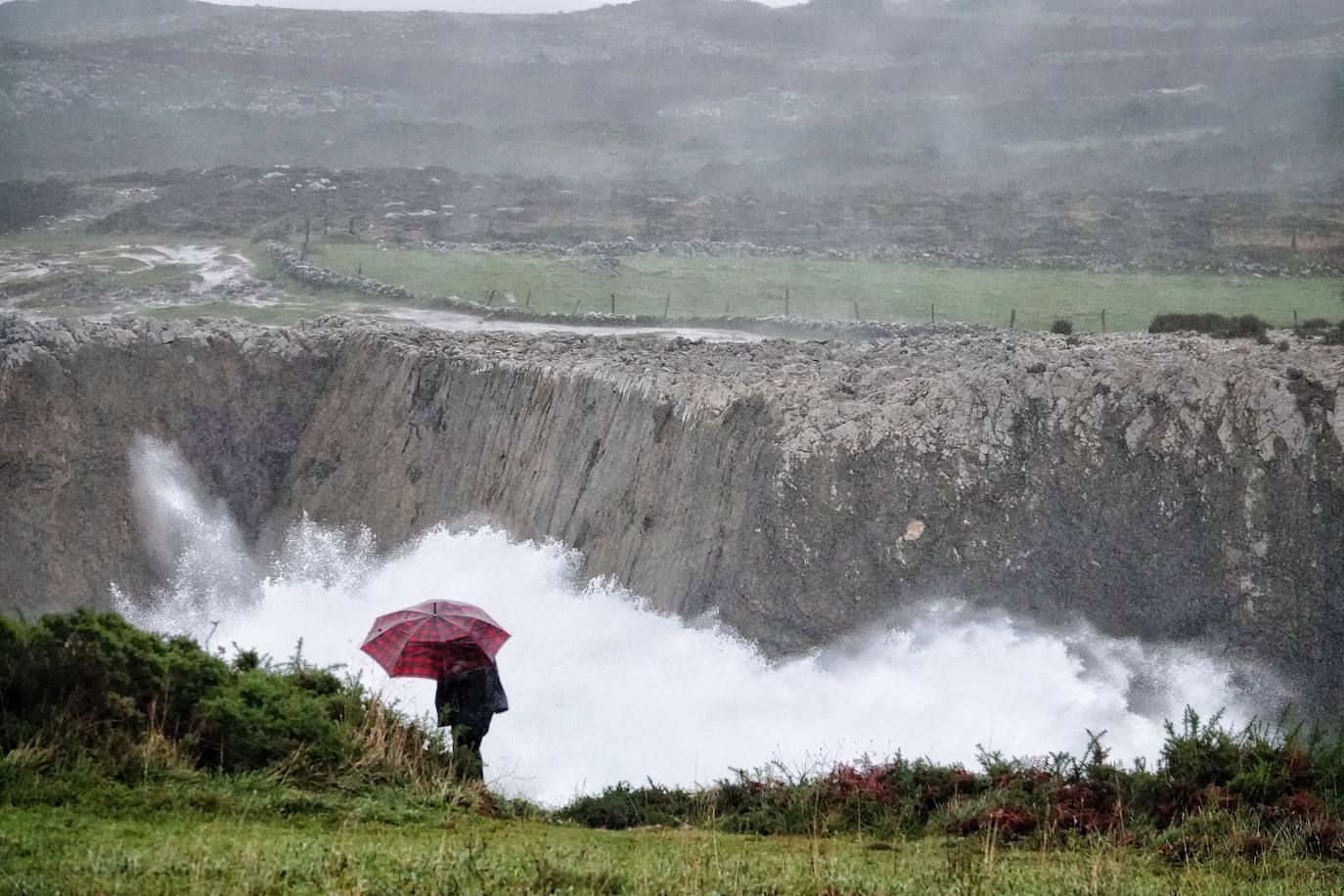 El temporal 'Barra' aún se hace notar en el Cantábrico. Las precipitaciones son persistentes y fuertes, especialmente, en el oriente asturiano. Junto con las rachas de viento, la imagen de la costa asturiana es de grandes olas.