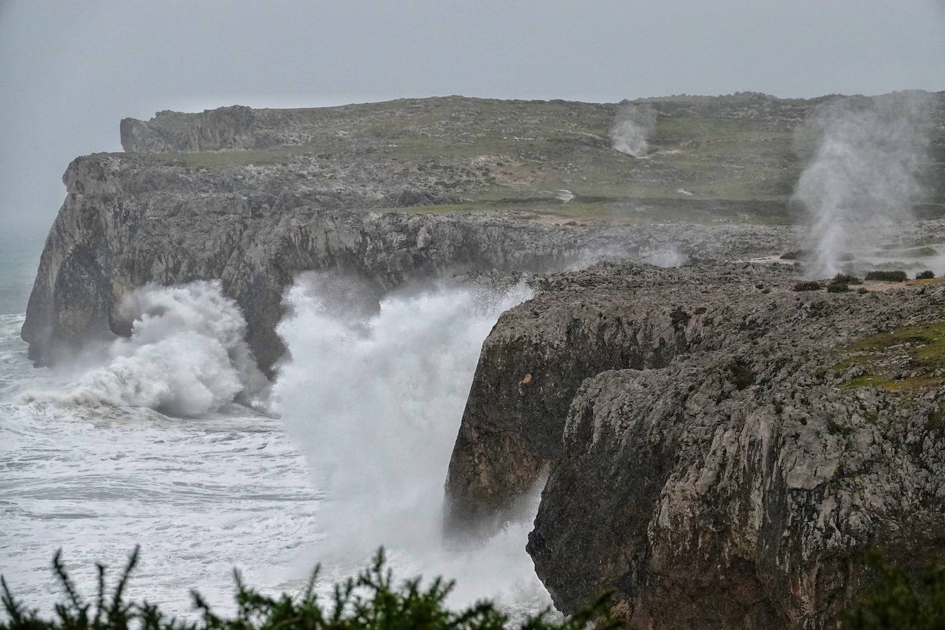 El temporal 'Barra' aún se hace notar en el Cantábrico. Las precipitaciones son persistentes y fuertes, especialmente, en el oriente asturiano. Junto con las rachas de viento, la imagen de la costa asturiana es de grandes olas.