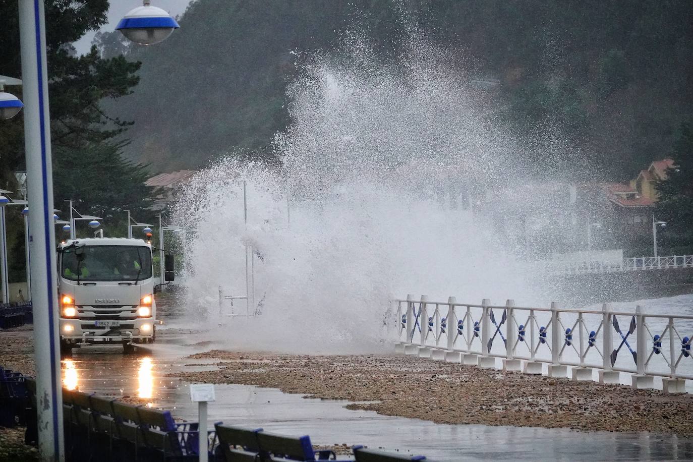 El temporal 'Barra' aún se hace notar en el Cantábrico. Las precipitaciones son persistentes y fuertes, especialmente, en el oriente asturiano. Junto con las rachas de viento, la imagen de la costa asturiana es de grandes olas.