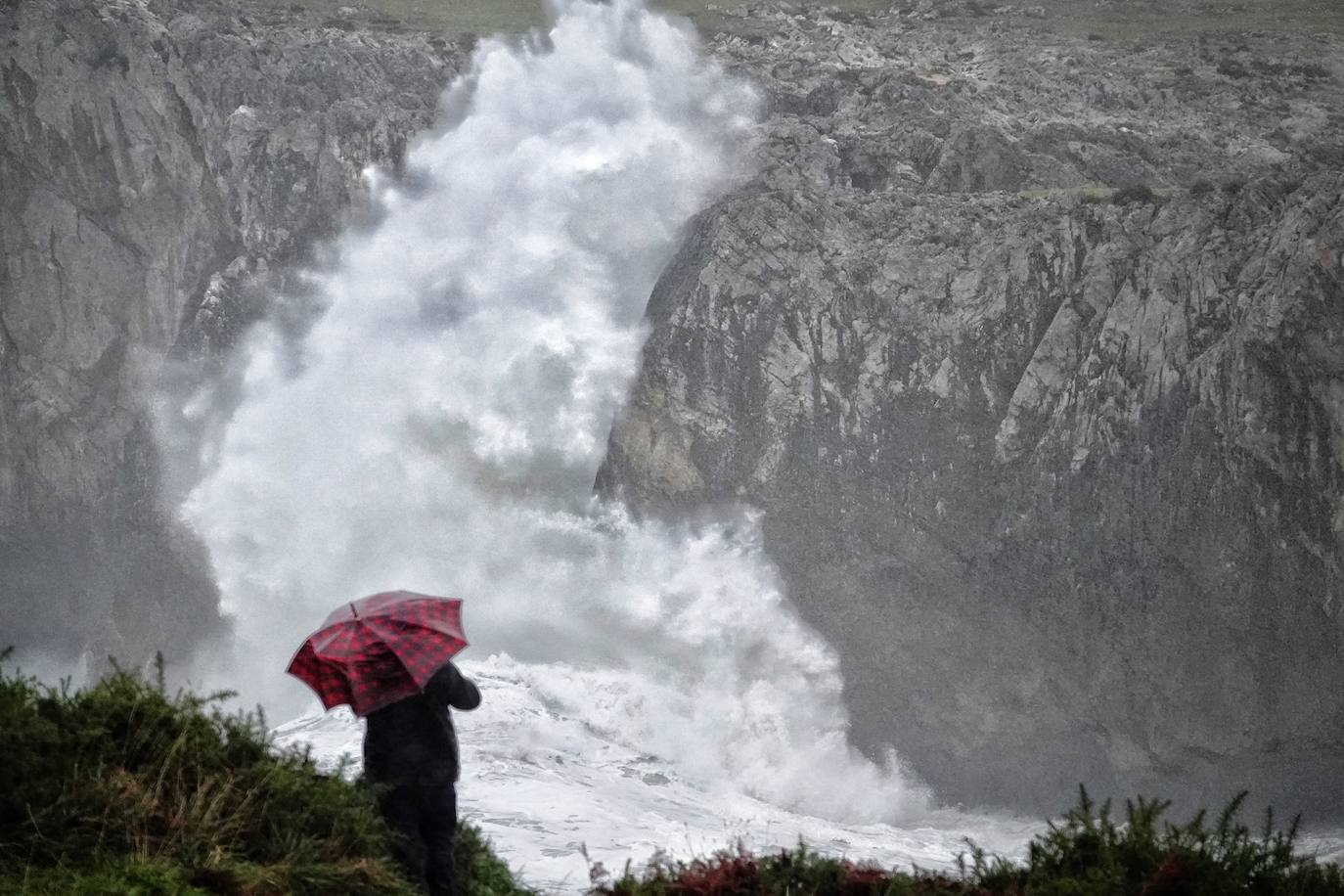 El temporal 'Barra' aún se hace notar en el Cantábrico. Las precipitaciones son persistentes y fuertes, especialmente, en el oriente asturiano. Junto con las rachas de viento, la imagen de la costa asturiana es de grandes olas.
