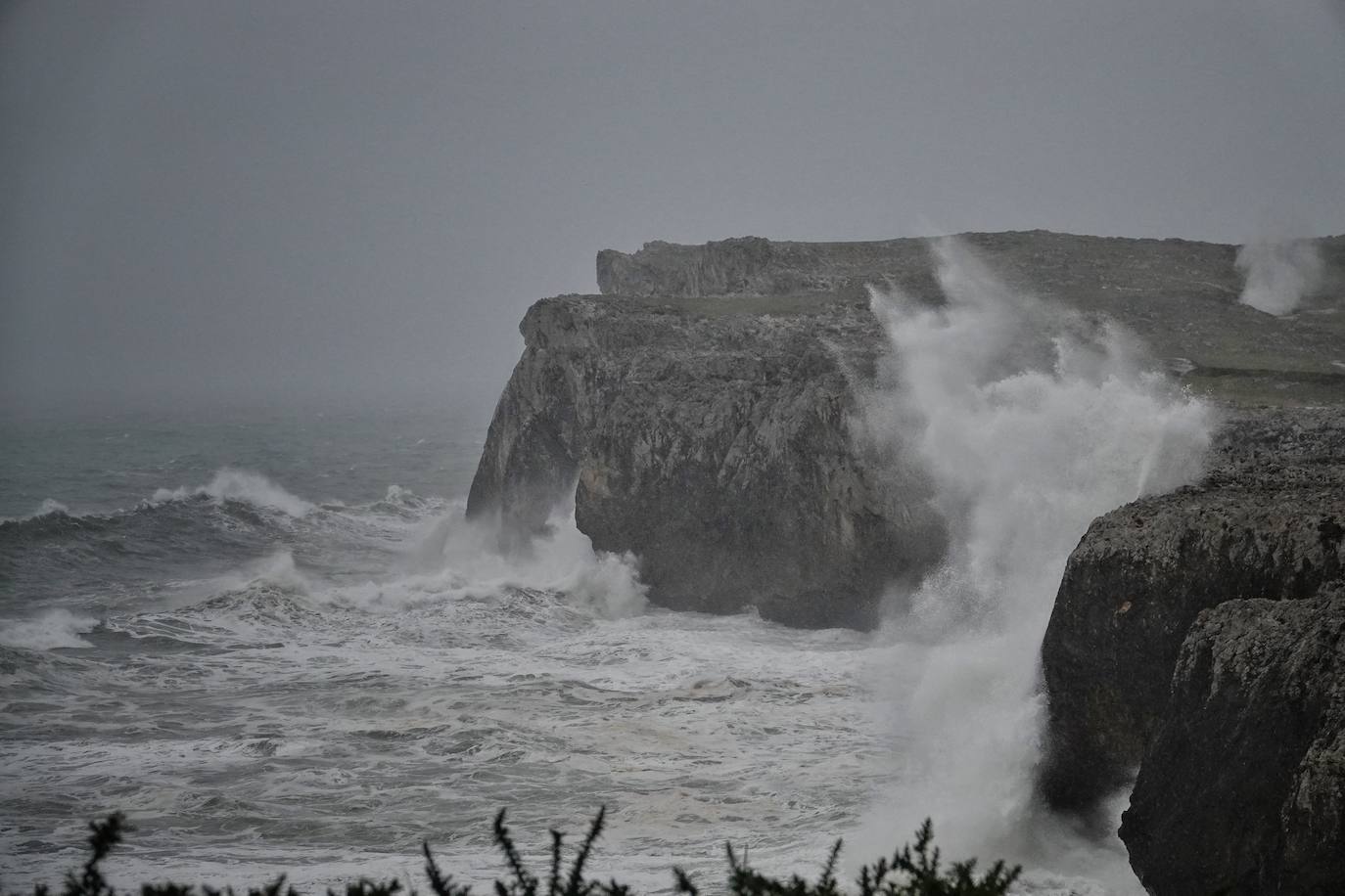 El temporal 'Barra' aún se hace notar en el Cantábrico. Las precipitaciones son persistentes y fuertes, especialmente, en el oriente asturiano. Junto con las rachas de viento, la imagen de la costa asturiana es de grandes olas.