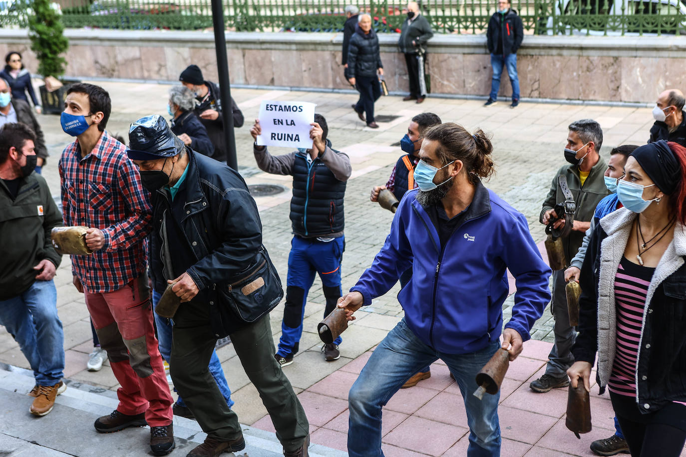 Los ganaderos han agitado sus cencerros frente al Palacio del Gobierno de Asturias para protestar contra los precios abusivos de la leche y la protección del lobo.