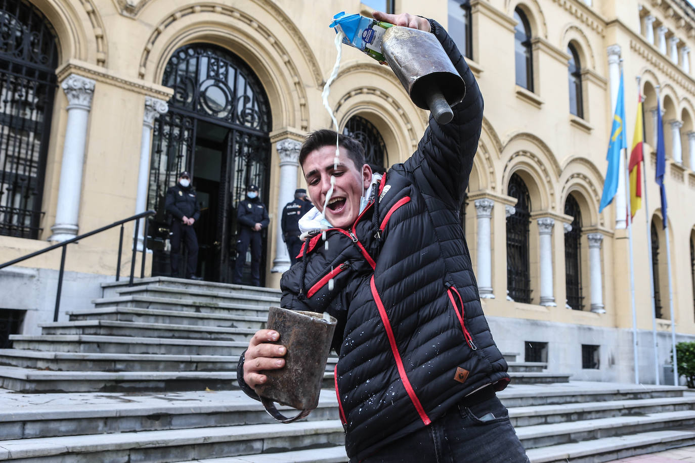 Los ganaderos han agitado sus cencerros frente al Palacio del Gobierno de Asturias para protestar contra los precios abusivos de la leche y la protección del lobo.