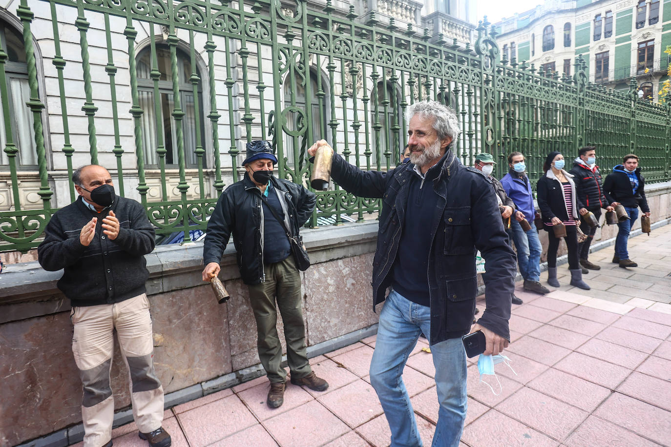 Los ganaderos han agitado sus cencerros frente al Palacio del Gobierno de Asturias para protestar contra los precios abusivos de la leche y la protección del lobo.