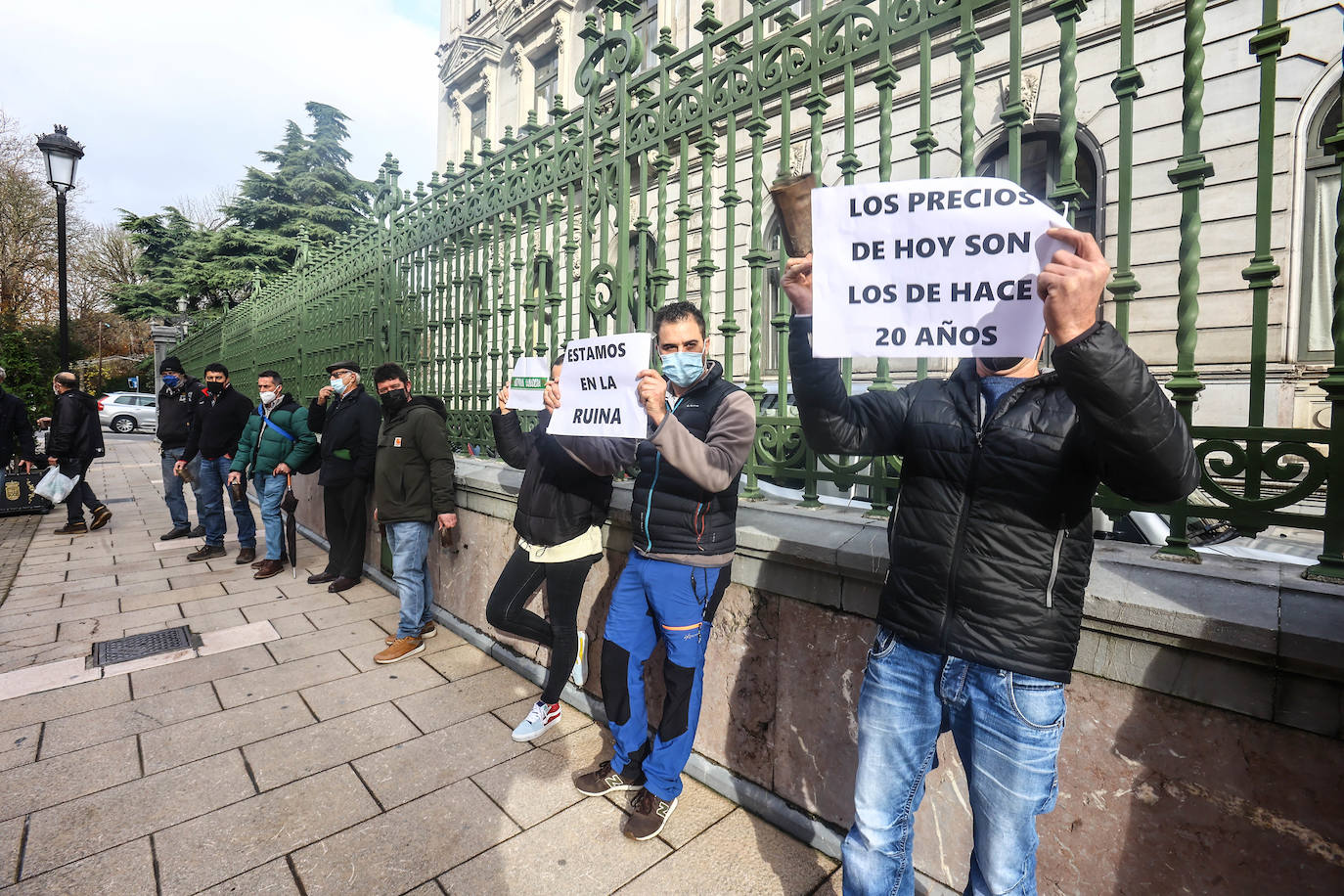 Los ganaderos han agitado sus cencerros frente al Palacio del Gobierno de Asturias para protestar contra los precios abusivos de la leche y la protección del lobo.