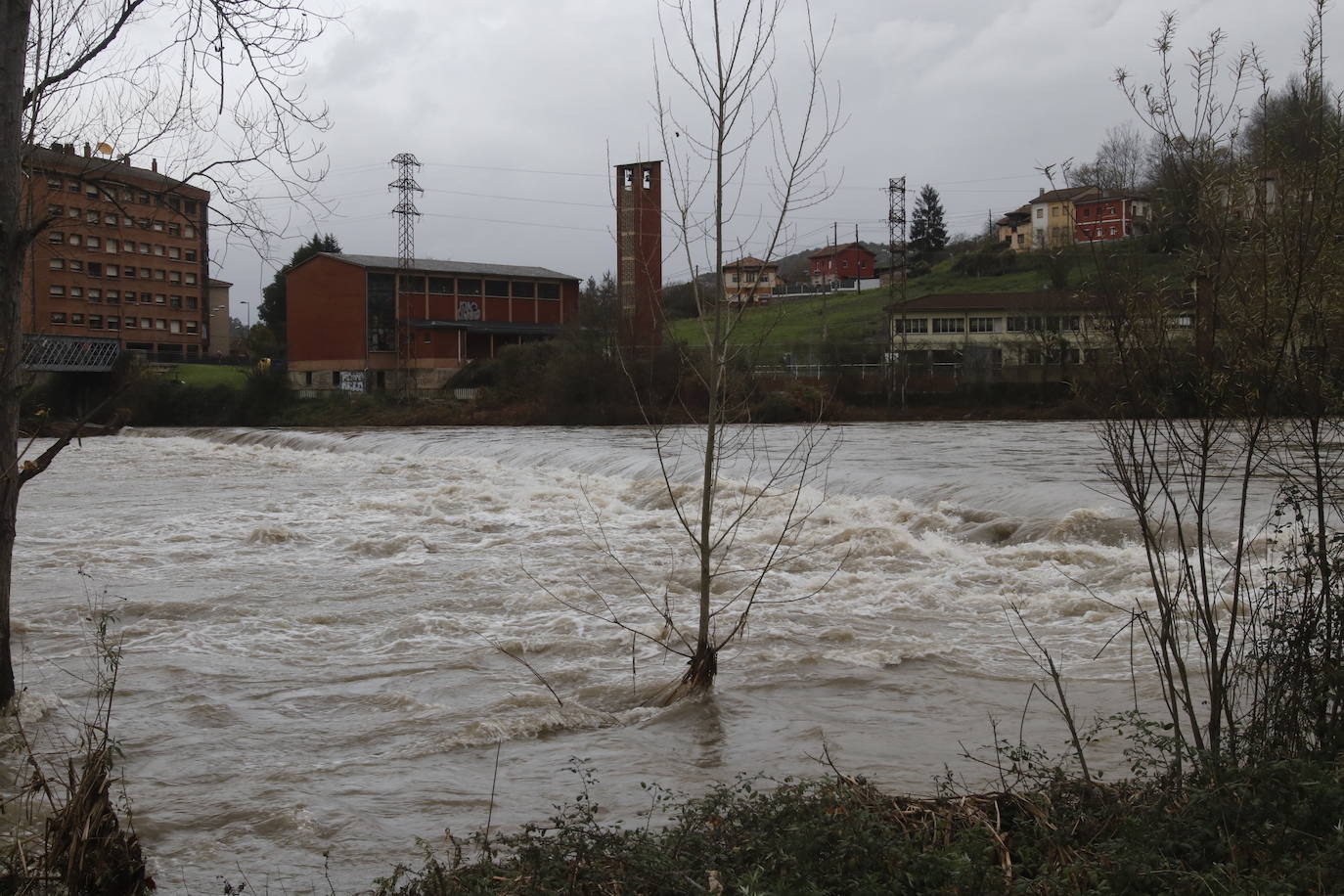 Fotos: Alto caudal en el Nalón, el Trubia y el Nora
