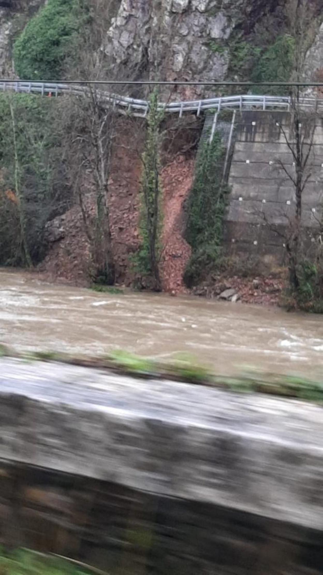 El desprendimiento de tierra dejó uno de los carriles suspendido en el aire sobre el río Nalón. 