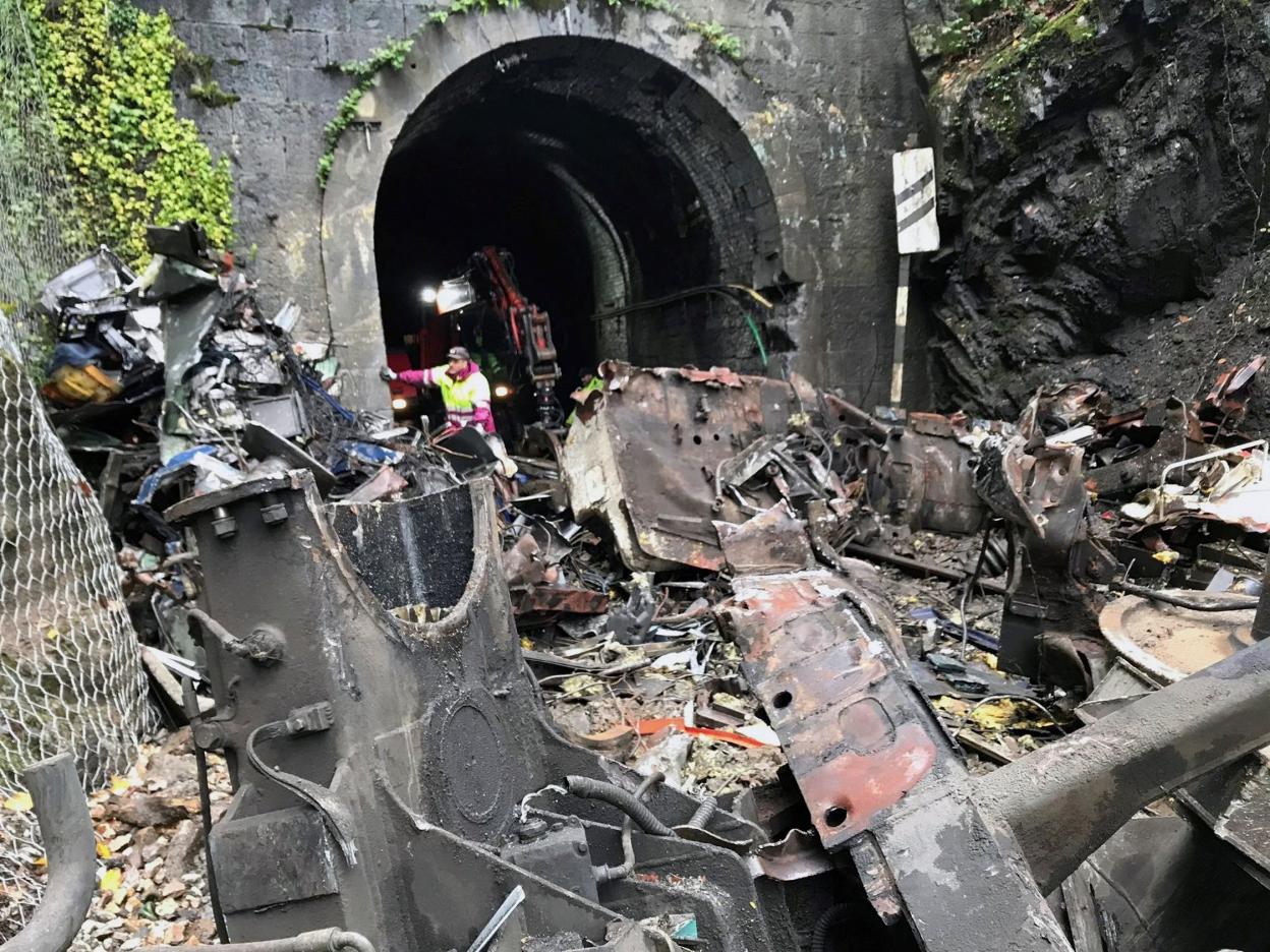 Trabajos de Adif para quitar la chatarra de la rampa. 