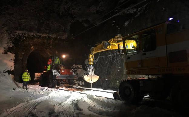 Imagen principal - Obras en la rampa de Pajares para reapertura del tramo al tráfico ferroviario. 