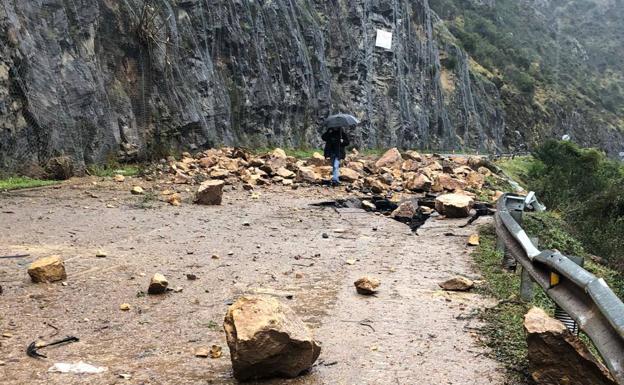 En la imagen, el argayo en la AS15, en Tineo, que acabó con la vida de una mujer. 