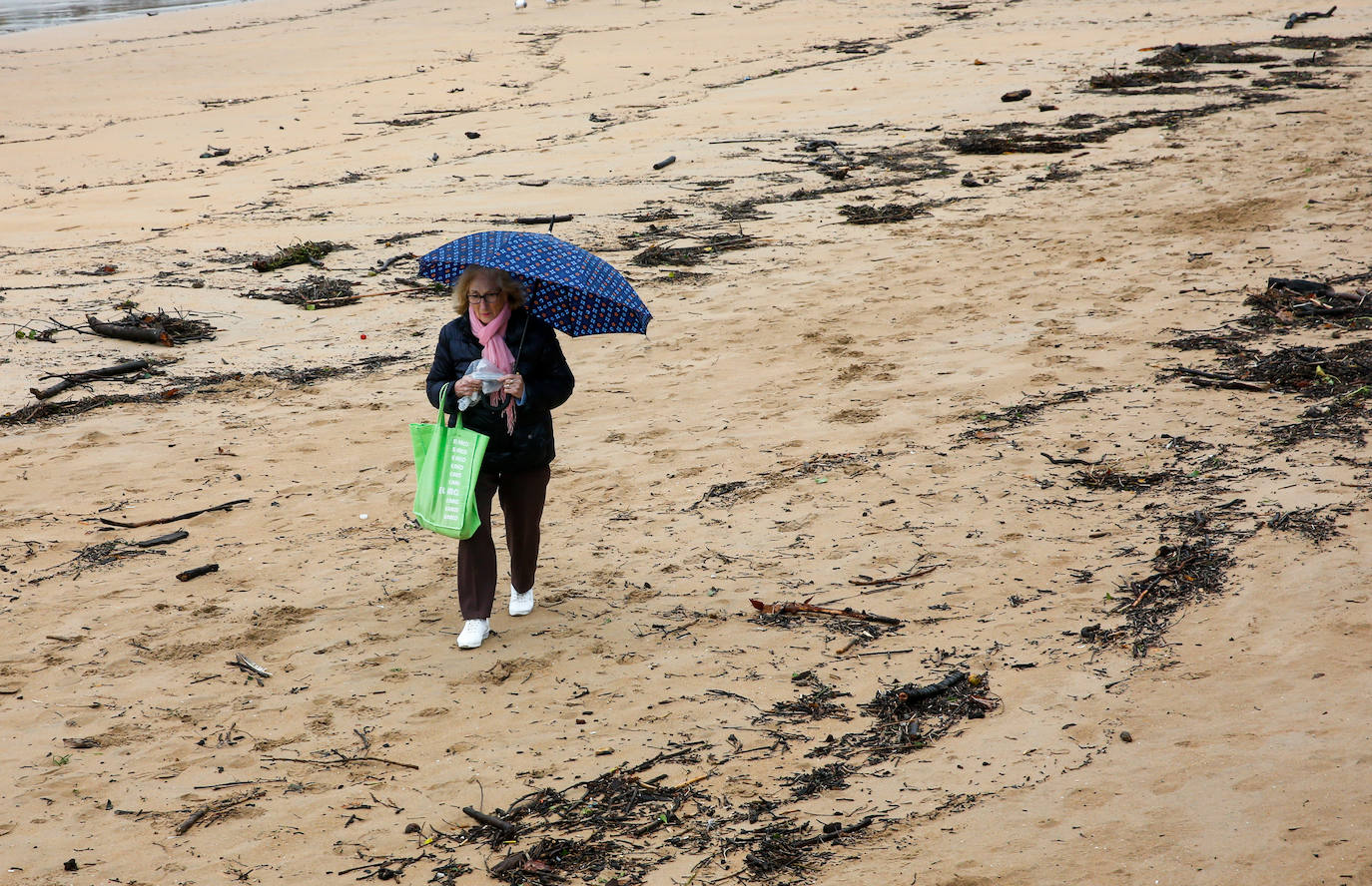 La marea ha llenado la playa gijonesa de San Lorenzo de palos 