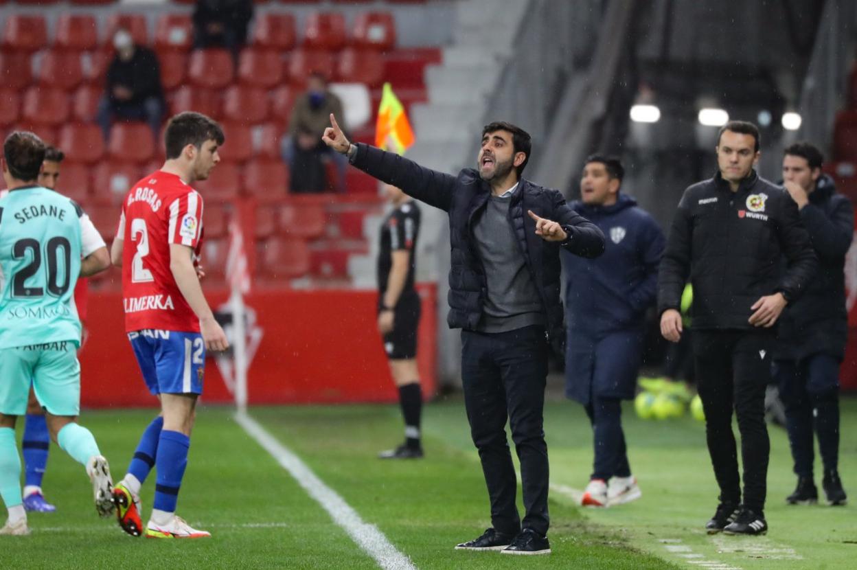 David Gallego da instrucciones a sus jugadores durante el partido en presencia de Guille Rosas. 