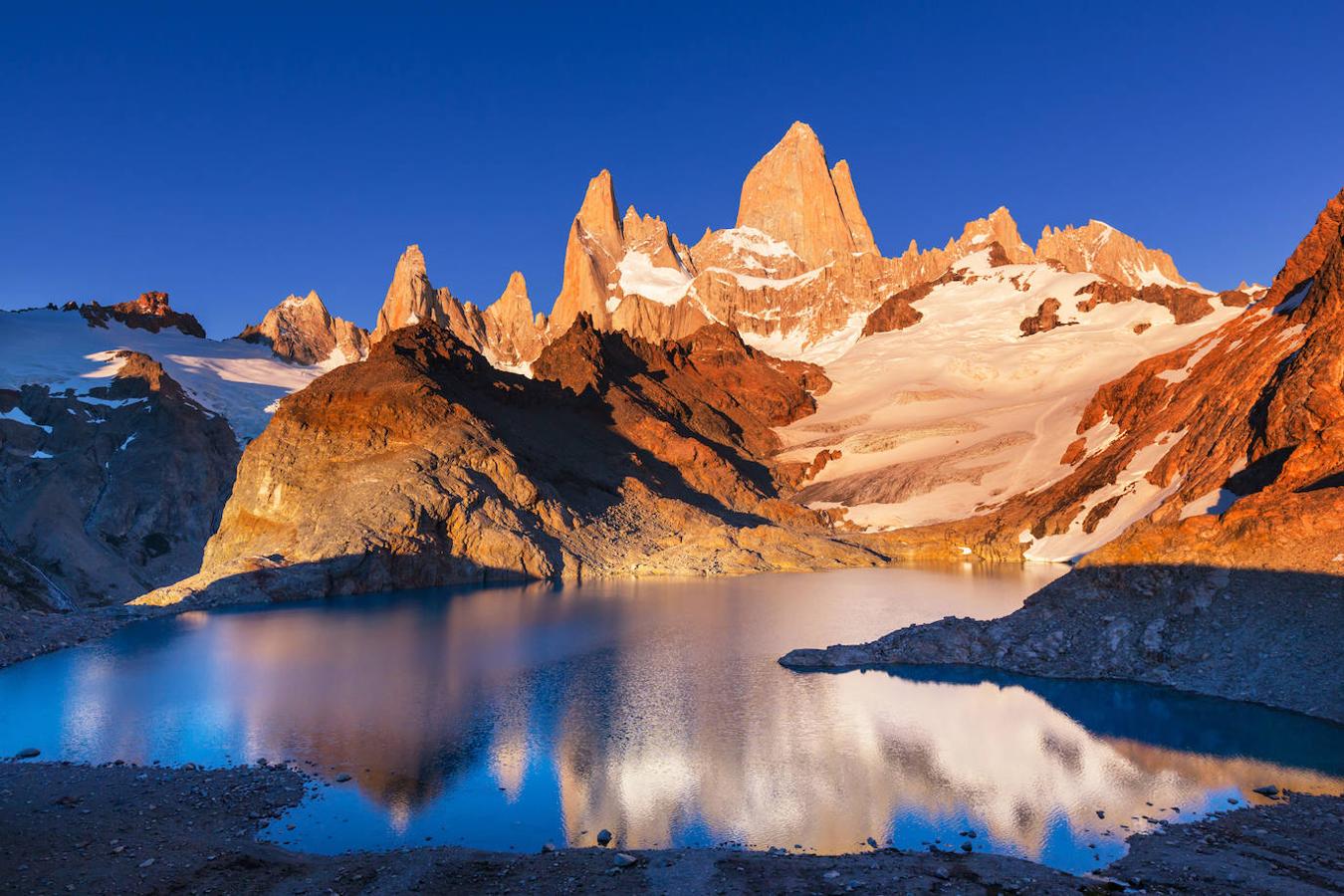 Monte Fitz Roy (Patagonia Argentina): El Monte Fitz Roy es la montaña más alta del Parque Nacional Los Glaciares en los Andes Australes y se eleva a unos 3.405 metros de altura sobre el impresionante paisaje nevado en el límite entre Argentina y Chile. La subida a esta montaña sigue considerándose de una dificultad extrema, por lo que a ella acceden escaladores con mucha experiencia y guías experimentados.