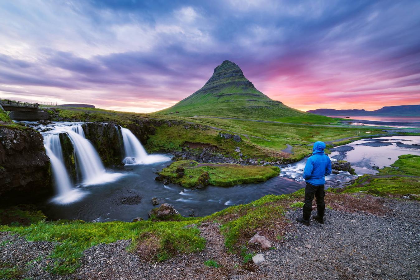 Kirkjufell (Islandia): Esta curiosa montaña que ha sido escenario de varias producciones cinematográficas como la serie de 'Juego de Tronos', es sin duda una de las montañas más impresionantes y famosas de Islandia. Con 463 metros de altitud, esta montaña se encuentra en una ubicación privilegiada a orillas del mar y su forma cónica casi perfecta ha hecho que se convierta también en una de las más fotografiadas y curiosas del mundo. Llama la atención una pequeña cascada que se encuentra a los pies de Kirkjufell y que aporta a este paisaje un encanto aún más mágico.