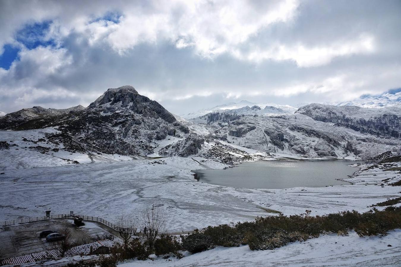 Picos de Europa (Lagos): Los Lagos de Covadonga son uno de los entornos perfectos para admirar los imponentes Picos de Europa, un macizo montañoso que constituye el segundo parque nacional más visitado de España, después del Teide y que se extiende por Cantabria, León y Asturias. Un entorno inigualable y repleto de imponentes montañas calizas, que ocupa una superficie total de 67.455 hectáreas entre las tres provincias.