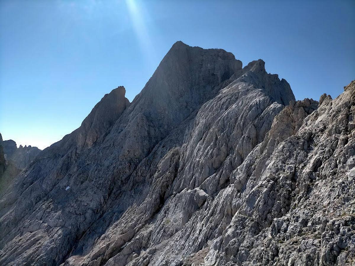 Vistas al Torrecerredo (Asturias): El Torrecerredo es con sus 2.650 metros de altitud, una de las montañas con mayor altitud de Asturias, también de la provincia de León y de los Picos de Europa. Se encuentra ubicada en el Macizo Central de los Picos de Europa y justo en la línea divisoria de las provincias de Asturias y León. Desde su cima nos espera uno de los paisajes más privilegiados con las magníficas vistas al macizo Occidental y de las canales que vierten sobre la garganta del Cares. Las dos rutas de aproximación más frecuentadas son desde los cercanos refugios de Jou de los Cabrones y de la Vega de Urriellu.