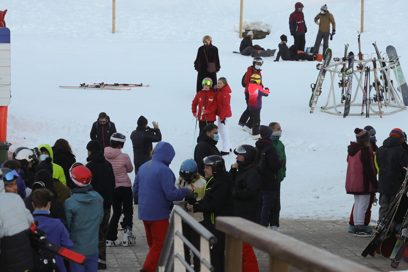 El temporal ha dado una tregua al Principado y los aficionados al esquí han querido aprovecharlo. Numerosos usuarios se han acercado este domingo a Fuentes de Invierno 