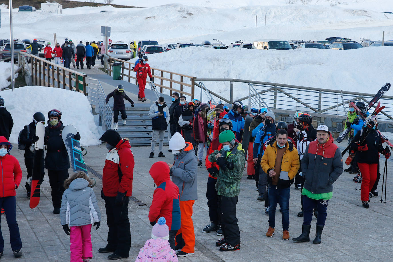 El temporal ha dado una tregua al Principado y los aficionados al esquí han querido aprovecharlo. Numerosos usuarios se han acercado este domingo a Fuentes de Invierno 