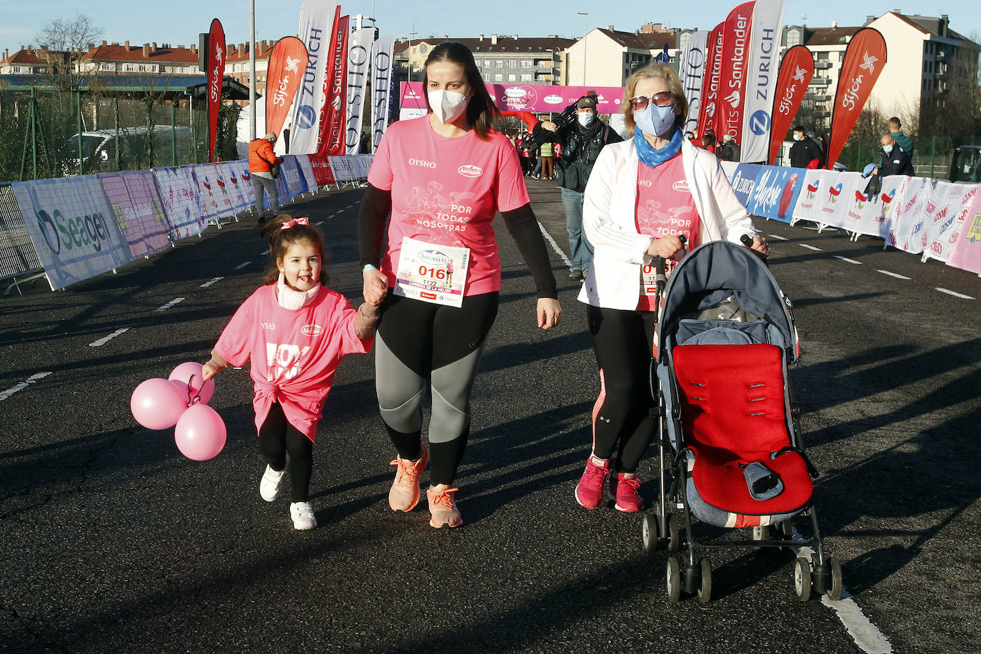 3.500 corredoras han participado este domingo en la Carrera de la Mujer celebrada en las calles de Gijón 