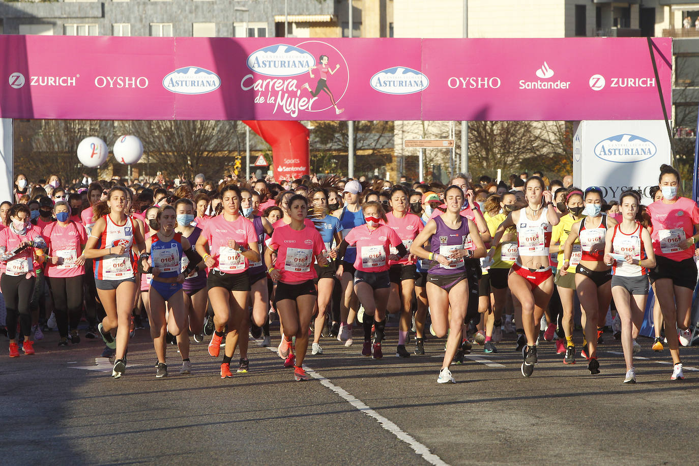 3.500 corredoras han participado este domingo en la Carrera de la Mujer celebrada en las calles de Gijón 