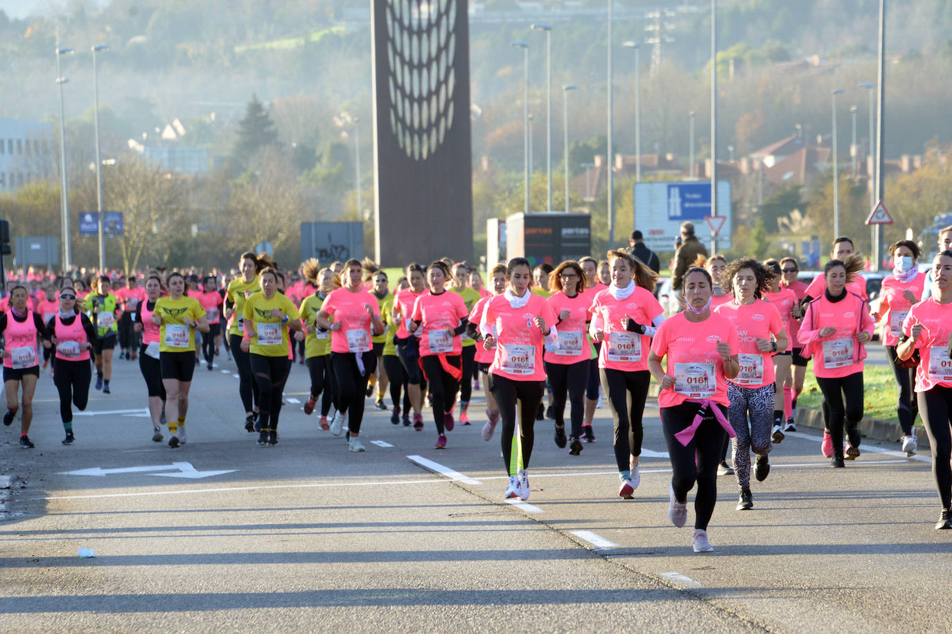 3.500 corredoras han participado este domingo en la Carrera de la Mujer celebrada en las calles de Gijón 