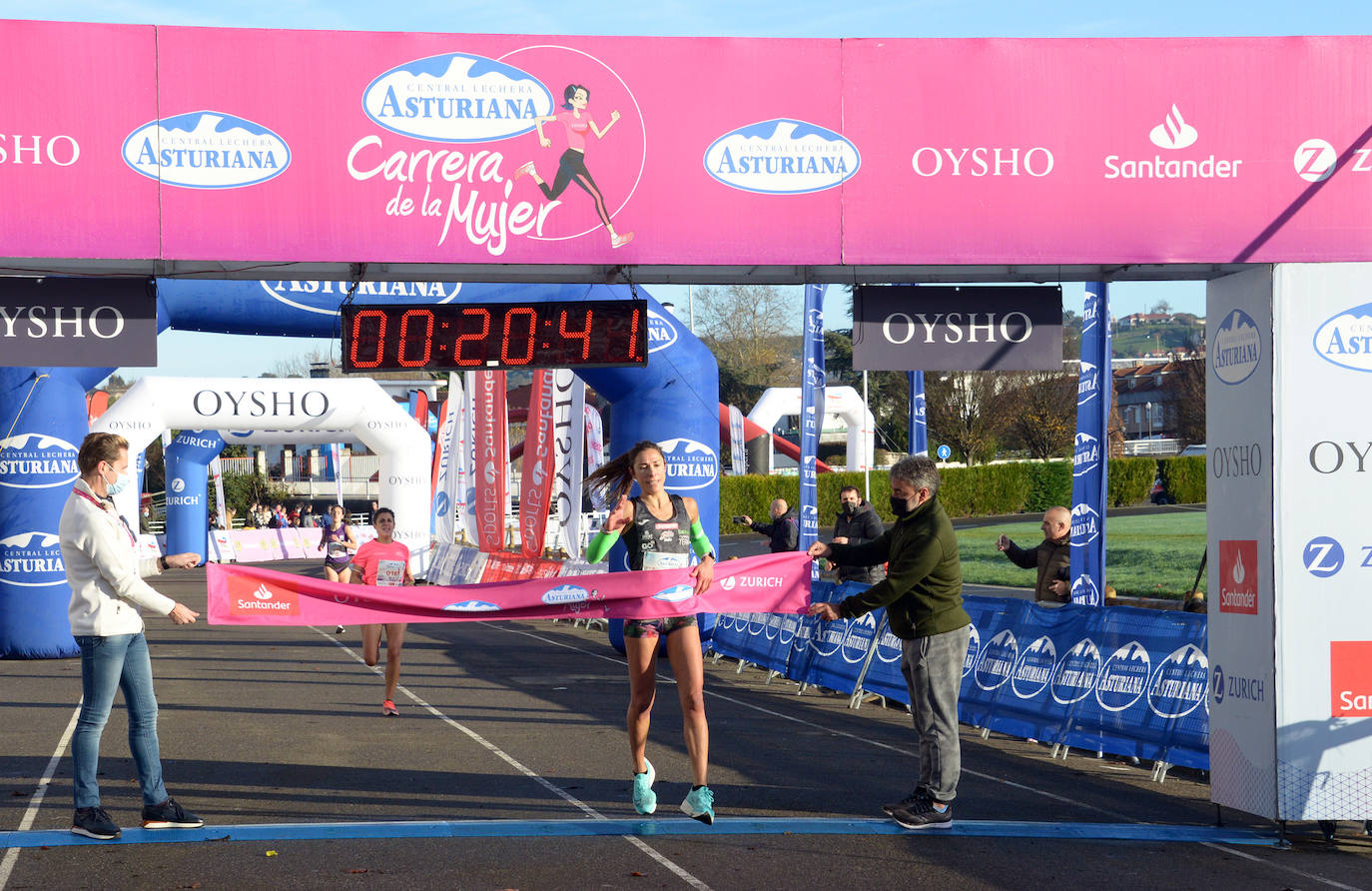 3.500 corredoras han participado este domingo en la Carrera de la Mujer celebrada en las calles de Gijón 