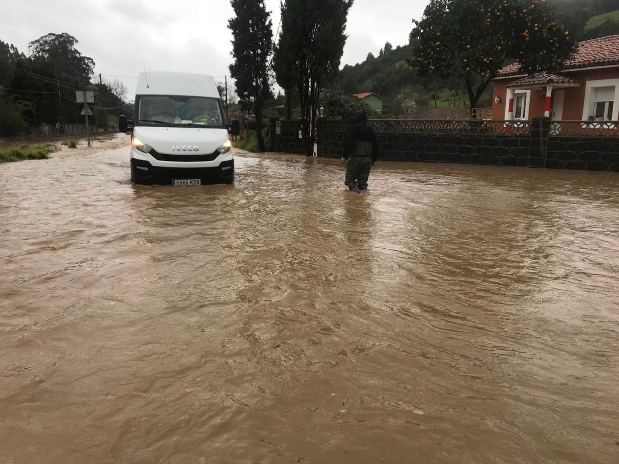 Inundación en Fontaciera por la crecida del río Pinzales, en 2018. 