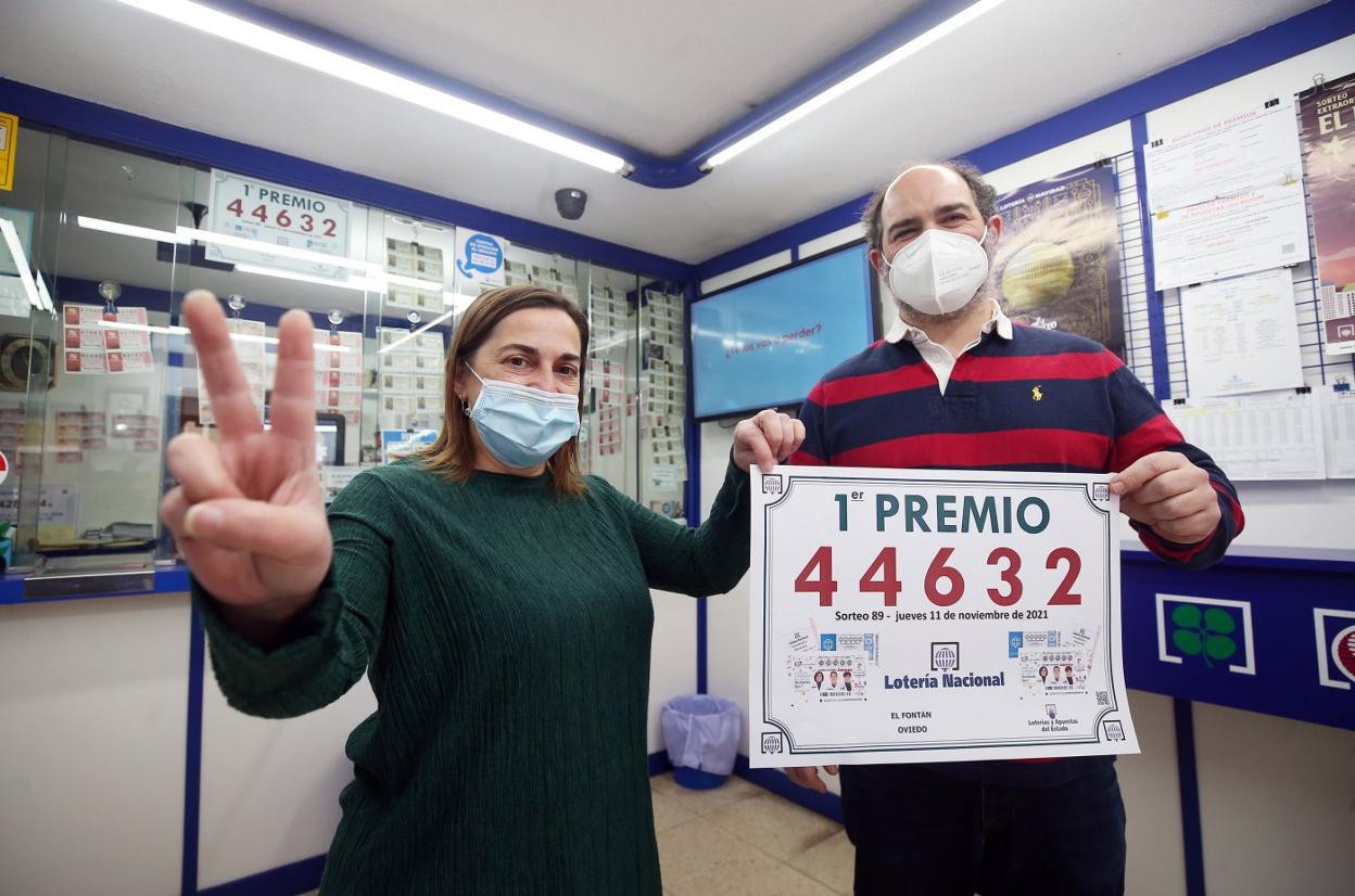 Ana Valdés y Luis Manuel Gutiérrez, con el número premiado el jueves 11 de noviembre, con el que repartieron 300.000 euros en El Fontán. 