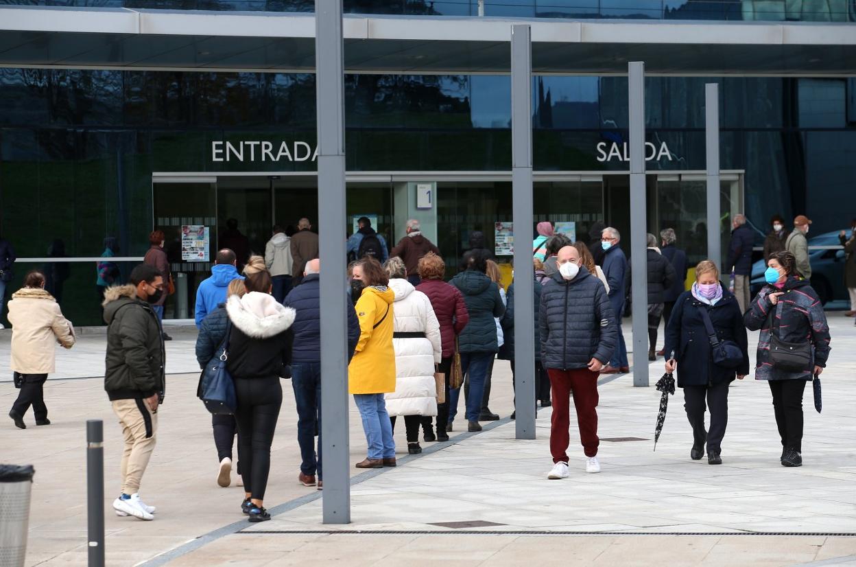 Numerosas personas acudieron a vacunarse el pasado viernes al HUCA en la nueva puerta de vacunación abierta por el Sespa. 